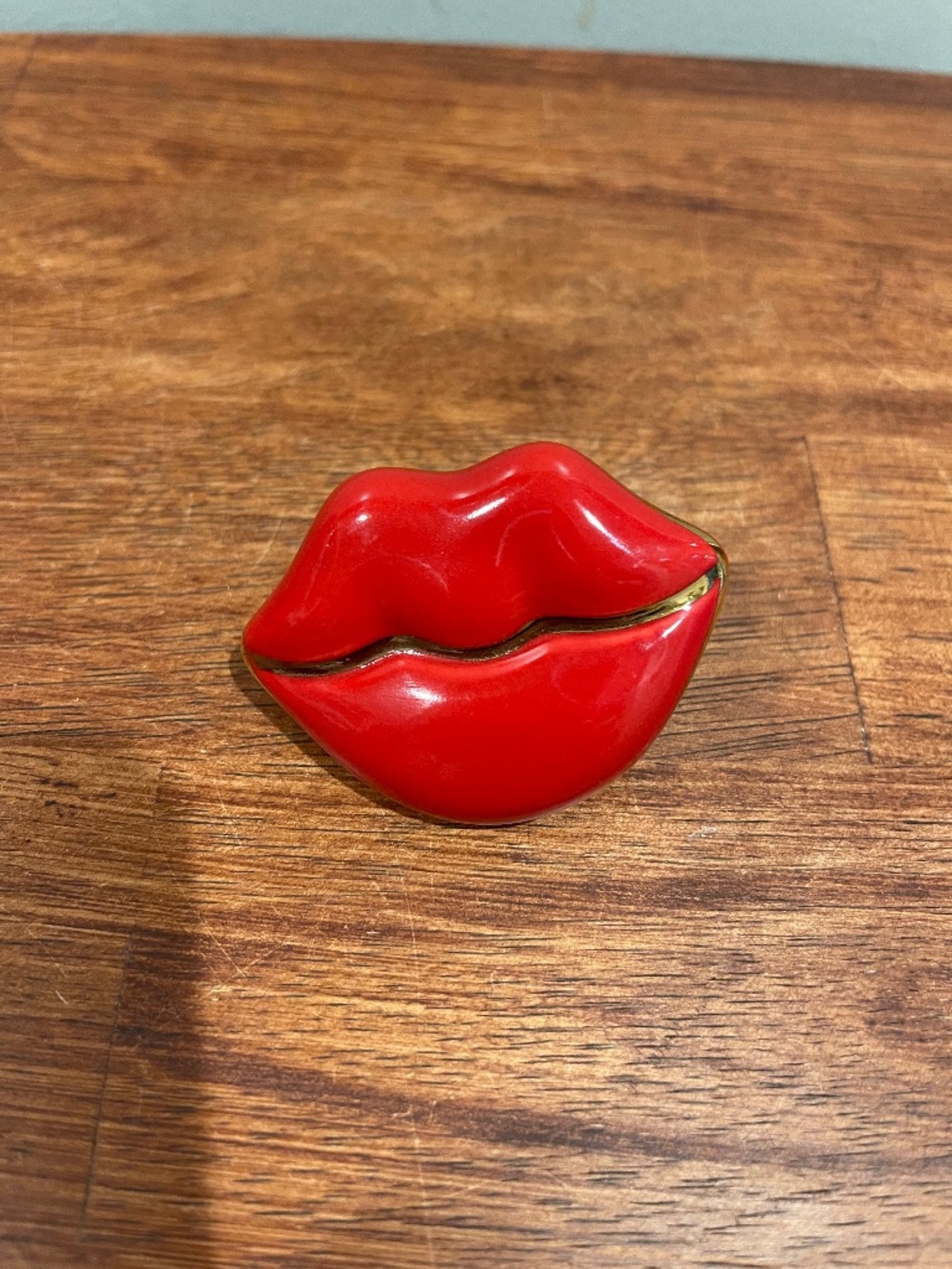 Nora Fleming Smooches Valentine Red Lips Gold Trim Platter Charm - EUC